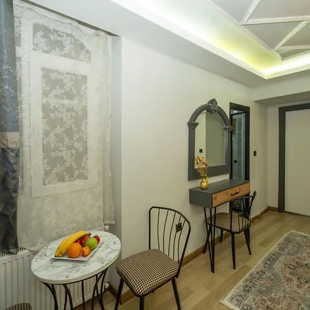 Отель Valeria White Suites *